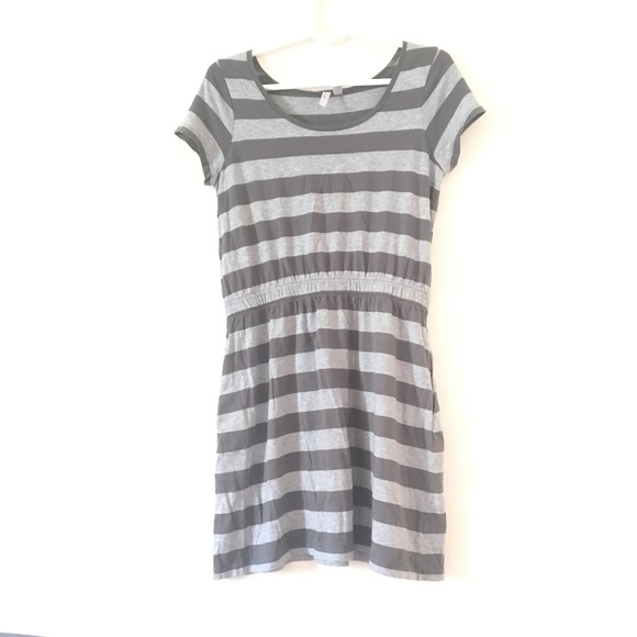 Old Navy Striped Smocked Dress. - Picture 1 of 3